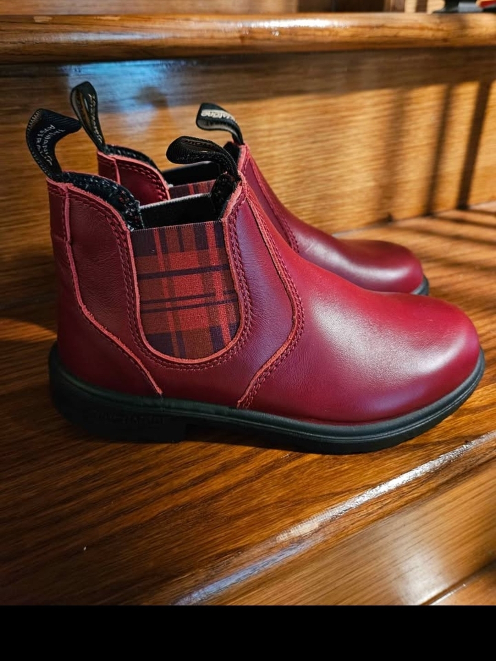NEW - Blundstone Kids Red Burgundy Tartan Chelsea Boots - Size 1